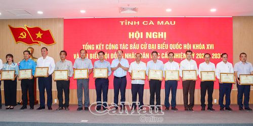 Bí thư Tỉnh ủy Nguyễn Hồ Hải trao bằng khen cho tập thể có thành tích xuất sắc trong công tác bầu cử đại biểu Quốc hội khóa XVI và bầu cử đại biểu HĐND các cấp nhiệm kỳ 2026-2031.