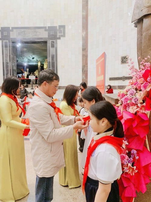 Lời nhắc nhở về khát vọng vươn lên từ chiếc khăn quàng đỏ. Ảnh: PV
