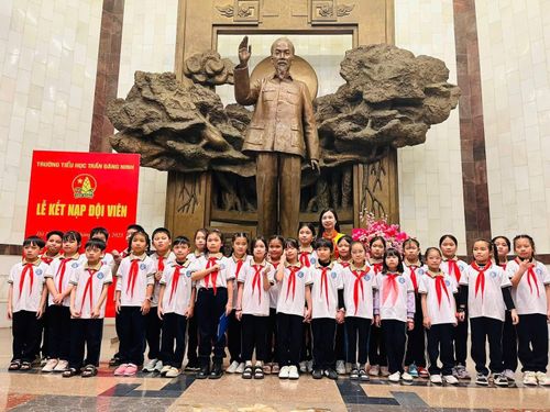 Lễ kết nạp đội của Trường Tiểu học Trần Đăng Ninh, xã Đoài Phương tại Bảo tàng Hồ Chí Minh. Ảnh: PV