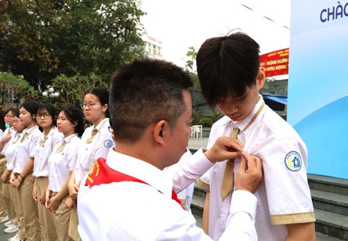 Ông Nguyễn Trọng Hải, Phó Chủ tịch UBND phường Đống Đa gắn huy hiệu đoàn cho đoàn viên mới. Ảnh: Hoa Thành