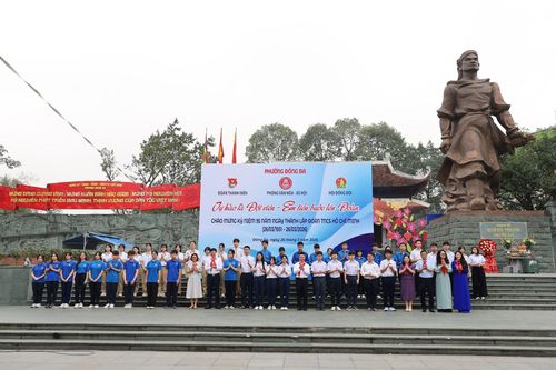 Các bạn đoàn viên mới vinh dự được trao huy hiệu đoàn. Ảnh: Hoa Thành