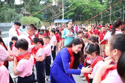 Sự kiện là dấu mốc quan trọng trong cuộc đời học sinh và cũng là dịp để giáo dục truyền thống cho các em. Ảnh: Hoa Thành