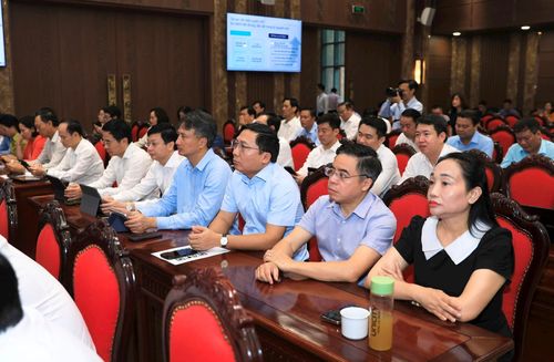 Các đại biểu dự hội nghị tại điểm cầu Thành ủy Hà Nội. Ảnh Quang Thái
