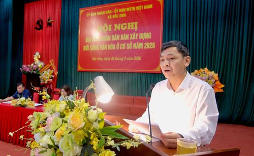 Phó Bí thư Đảng ủy, Chủ tịch UBND xã Sóc Sơn Phạm Quang Ngọc trao đổi tại hội nghị. Ảnh: Tùng Nguyễn.