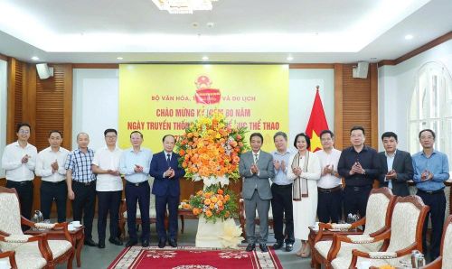 Phó Trưởng ban Thường trực Ban Tuyên giáo và Dân vận Trung ương Phạm Tất Thắng cùng Đoàn công tác tặng hoa chúc mừng Bộ Văn hóa, Thể thao và Du lịch nhân kỷ niệm 80 năm Ngày truyền thống ngành Thể dục Thể thao (27-3-1946 – 27-3-2026). Ảnh: Trần Huấn
