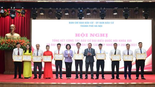 Phó Bí thư Thành ủy, Chủ tịch HĐND thành phố Hà Nội Phùng Thị Hồng Hà - Chủ tịch Ủy ban Bầu cử thành phố; Phó Bí thư Thành ủy Hà Nội Nguyễn Văn Phong trao thưởng cho các tập thể, cá nhân tiêu biểu trong thực hiện công tác bầu cử. Ảnh: Thành Thái