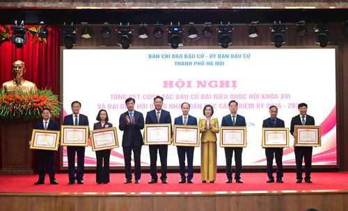 Bí thư Thành ủy Hà Nội Nguyễn Duy Ngọc và Phó Chủ tịch Quốc hội Nguyễn Thị Thanh trao Bằng khen tặng các tập thể có thành tích xuất sắc. Ảnh: Thành Thái