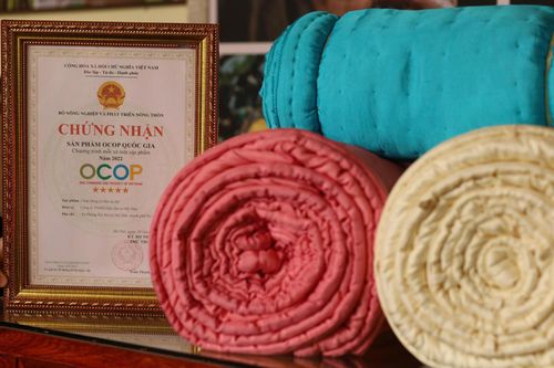 Các sản phẩm chăn bông tơ tằm tự dệt của Mỹ Đức với màu sắc tự nhiên, được công nhận đạt chuẩn OCOP. Ảnh: PV