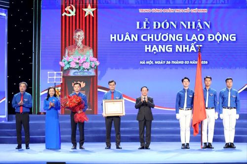 Ủy viên Bộ Chính trị, Bí thư Trung ương Đảng, Trưởng ban Tuyên giáo và Dân vận Trung ương Trịnh Văn Quyết trao Huân chương Lao động hạng Nhất tặng Đoàn Thanh niên cộng sản Hồ Chí Minh. Ảnh: PV
