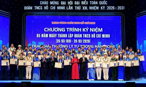 Các đồng chí lãnh đạo trao giải thưởng Lý Tự Trọng cho các cán bộ Đoàn tiêu biểu. Ảnh: PV