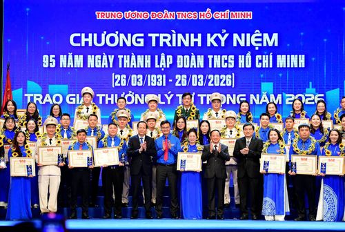 Các đồng chí lãnh đạo trao giải thưởng Lý Tự Trọng cho các cán bộ Đoàn tiêu biểu. Ảnh: PV
