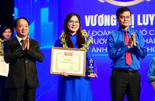 Trưởng ban Tuyên giáo và Dân vận Trung ương Trịnh Văn Quyết và Bí thư thứ nhất Trung ương Đoàn Bùi Quang Huy trao giải thưởng Lý Tự Trọng cho cán bộ Đoàn tiêu biểu. Ảnh: PV