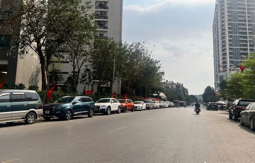 Nhiều ô tô dừng, đỗ tại Khu đô thị Mỗ Lao (phường Đại Mỗ).