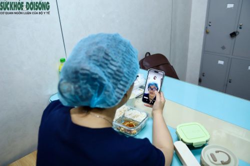 Nhiều người tranh thủ những phút nghỉ ngắn để gọi về thăm hỏi gia đình, giữ liên lạc dù bận rộn với công việc.