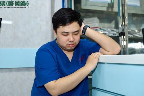 Một số người tranh thủ chợp mắt. Dù quãng nghỉ ngắn nhưng đủ để hồi phục năng lượng, lấy lại sự tập trung và tiếp tục chăm sóc bệnh nhân với tất cả sự tận tâm.