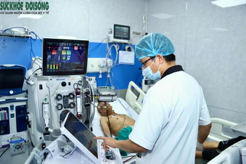 Trong những ca bệnh nặng, các bác sĩ gần như không rời phòng bệnh, liên tục theo dõi và chăm sóc, bởi sự hiện diện sát bên không chỉ giúp bệnh nhân yên tâm mà còn đảm bảo mọi tình huống được xử lý kịp thời.