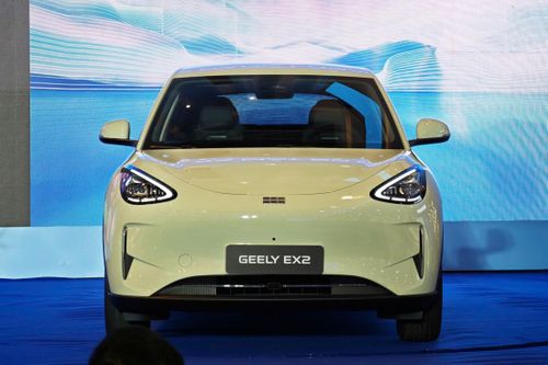  Geely EX2 mang thiết kế nhỏ nhắn, dễ thương với nhiều chi tiết bo tròn. Nhìn từ đầu xe, có thể thấy lưới tản nhiệt được lược bỏ, logo thương hiệu đặt ở trung tâm. 