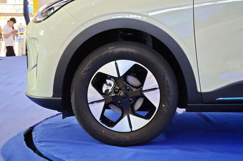  Geely EX2 bản Pro được trang bị mâm 15 inch, ở bản Max, kích thước mâm được tăng lên mức 16 inch. 
