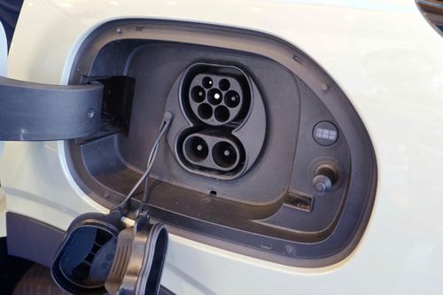  Geely EX2 sử dụng động cơ điện đồng bộ nam châm vĩnh cửu (PMSM), công suất 113 mã lực và mô-men xoắn 150 Nm, dẫn động cầu sau. Bộ pin dung lượng 44,1 kWh cho phạm vi hoạt động 395 km mỗi lần sạc. 