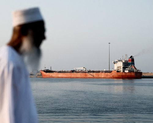  Một tàu chở dầu neo đậu tại cảng Sultan Qaboos ở Oman. Ảnh: Benoît Tessier/Reuters. 