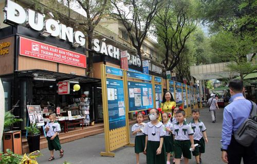 Học sinh tiểu học trải nghiệm tại Đường Sách TP.HCM