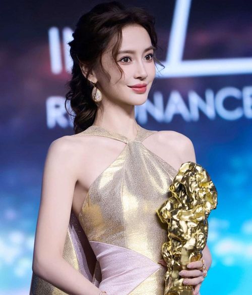 Nữ diễn viên, người mẫu sinh năm 1989 đến nay vẫn giữ được gương mặt hài hòa, dường như “lão hóa ngược” theo thời gian