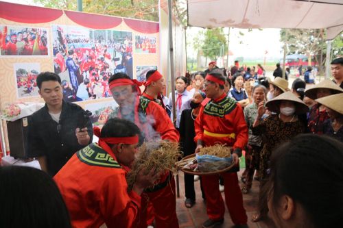 Màn kéo lửa từ các dụng cụ tre, gỗ, rơm gây bất ngờ cho các vị khách.