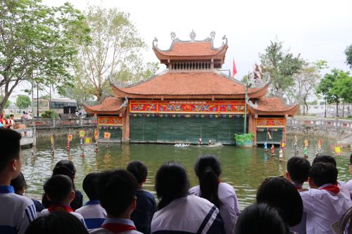 Tất cả các em học sinh đều bất ngờ khi tận mắt được giới thiệu về múa rối nước.