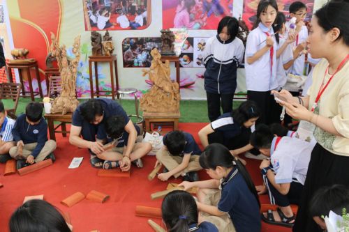 Các vị khách say sưa trổ tài khi được hướng dẫn làm thợ mộc.