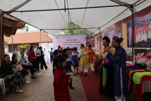 Các khán giả nhí giao lưu với những nghệ nhân hát chèo trong khuôn khổ chương trình.
