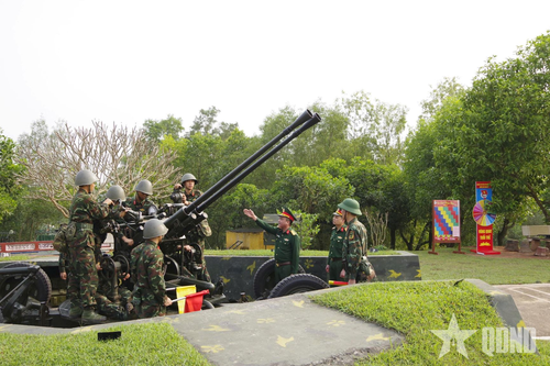 Đại tá Phan Tuấn Cường, Lữ đoàn trưởng Lữ đoàn Phòng không 673 kiểm tra và chỉ đạo đơn vị huấn luyện tại trận địa PPK37mm. Ảnh: VĂN HIỆP