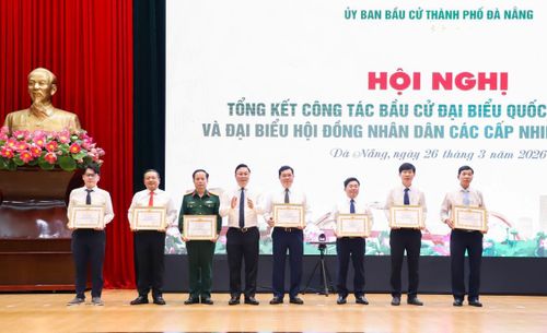 Chủ tịch Ủy ban MTTQ Việt Nam TP Đà Nẵng Lê Trí Thanh (thứ 4, bên trái sang) trao Bằng khen của Ban Thường vụ Thành ủy cho các cá nhân.