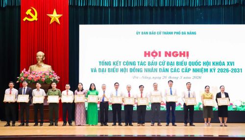 Chủ tịch HĐND TP Đà Nẵng Nguyễn Đức Dũng (thứ 9, bên phải sang) trao Bằng khen của Ban Thường vụ Thành ủy cho các tập thể.