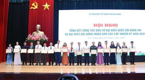 Các tập thể có thành tích xuất sắc trong công tác bầu cử nhận Bằng khen của Ban Thường vụ Thành ủy Đà Nẵng.
