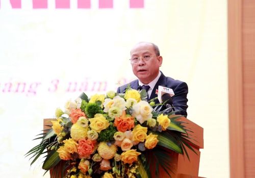 Phó Bí thư Tỉnh ủy, Chủ tịch HĐND tỉnh Bùi Đức Hinh phát biểu tại kỳ họp. (Ảnh: Ngọc Kiên).