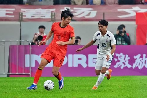 Ở chiều ngược lại, U23 Thái Lan thiếu vắng tới hai cầu thủ quan trọng là trung vệ Wichan Inaram và hậu vệ cánh Oussama Thiangkham.