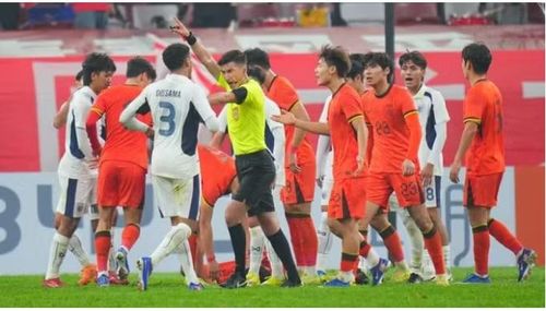 Trong khi đó, hậu vệ cánh Oussama Thiangkham cũng sẽ phải nghỉ trận đấu U23 Thái Lan gặp U23 Việt Nam do đã nhận thẻ đỏ trong trận gặp U23 Trung Quốc.