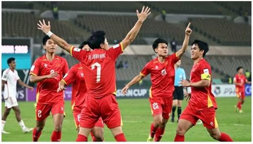Tại SEA Games 33, U23 Việt Nam đánh bại U23 Thái Lan với tỷ số 3-2 để đoạt Huy chương Vàng dù bị dẫn trước 2 bàn trong hiệp một.