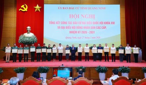 Ông Quản Minh Cường, Bí thư Tỉnh ủy Quảng Ninh trao tặng bằng khen cho các tập thể có thành tích xuất sắc đóng góp vào thành công của cuộc bầu cử.