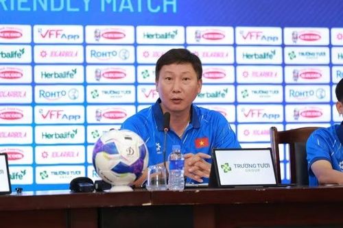 Nói trong buổi họp báo, ông Kim cho biết: "Chúng tôi cần kiểm tra lại cân nặng của Xuân Son. Thời gian qua cậu ấy bị đau bắp đùi, nên hôm nay di chuyển chưa thanh thoát lắm.