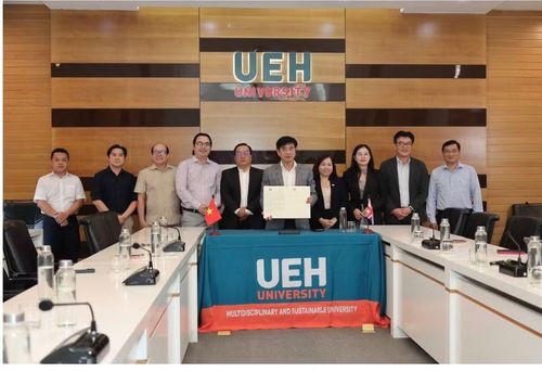 Lễ ký kết hợp tác triển khai chương trình EMI giữa UEH và Oxford EMI. Ảnh: UEH.