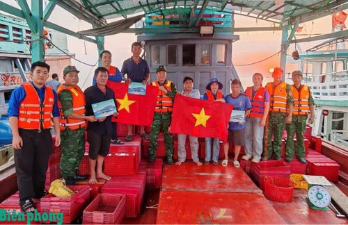 Tuổi trẻ Bộ đội Biên phòng tỉnh An Giang phối hợp với đoàn viên, thanh niên đặc khu Kiên Hải, tỉnh An Giang tuyên truyền pháp luật, tặng cờ Tổ quốc cho ngư dân địa phương. Ảnh: Đơn vị cung cấp