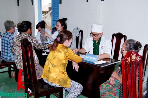 Quân y Bộ đội Biên phòng thành phố Cần Thơ khám, chữa bệnh và phát thuốc miễn phí cho người dân ở khu vực biên giới trong Tháng Thanh niên và “Tháng Ba biên giới”. Ảnh: Văn Long