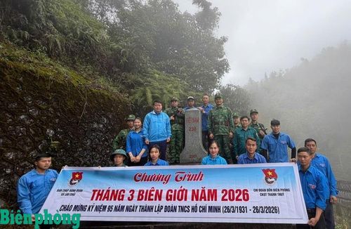 Chi đoàn Đồn Biên phòng cửa khẩu quốc tế Thanh Thủy, Bộ đội Biên phòng tỉnh Tuyên Quang và Đoàn Thanh niên xã Lao Chải, tỉnh Tuyên Quang phối hợp tổ chức tuần tra, bảo vệ biên giới nhằm giáo dục truyền thống, nâng cao ý thức trách nhiệm của đoàn viên, thanh niên trong quản lý, bảo vệ biên giới quốc gia. Ảnh: Thế Hà