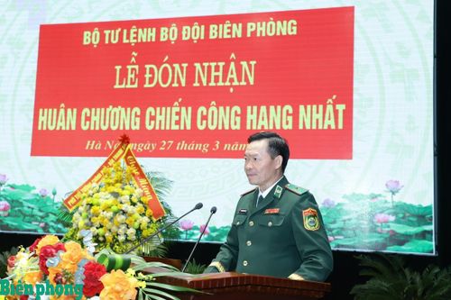 Thiếu tướng Nguyễn Xuân Toàn, Ủy viên Ban Thường vụ Đảng ủy, Chủ nhiệm Chính trị Bộ đội Biên phòng công bố các quyết định khen thưởng. Ảnh: Ngọc Lâm