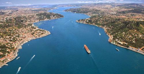 Bosphorus là một eo biển tự nhiên và tuyến đường thủy quan trọng của Thổ Nhĩ Kỳ, đi qua Istanbul, nối Biển Marmara với Biển Đen và một địa giới lục địa giữa châu Âu và châu Á. Eo biển Bosporus dài 30 km, điểm rộng nhất là 3,7 km ở lối vào phía bắc, điểm hẹp nhất là 0,75 km giữa hai pháo đài Anadoluhisari và Rumelihisari. Ảnh: GBNews.