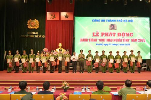 Trong khuôn khổ chương trình, Ban Thanh niên CATP đã trao giấy chứng nhận của Câu lạc bộ Phản ứng nhanh hiến máu tình nguyện Tuổi trẻ Công an Thủ đô cho 20 đồng chí hiến máu tiêu biểu trong CATP.