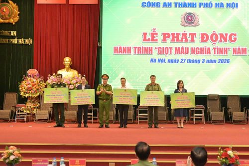 Lãnh đạo CATP trao biểu trưng đơn vị máu cho các đơn vị.