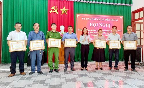 Khen thưởng các tập thể hoàn thành xuất sắc nhiệm vụ trong kỳ bầu cử.