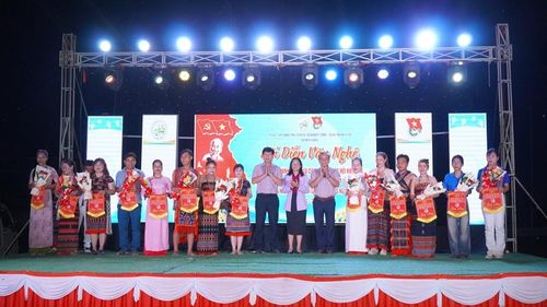 Hội diễn văn nghệ chào mừng thành công kỳ bầu cử.